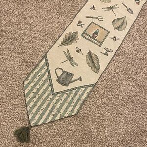 Pfaltzgraff Naturewood Collection Cloth Tapestry Table Runner. Garden Elements